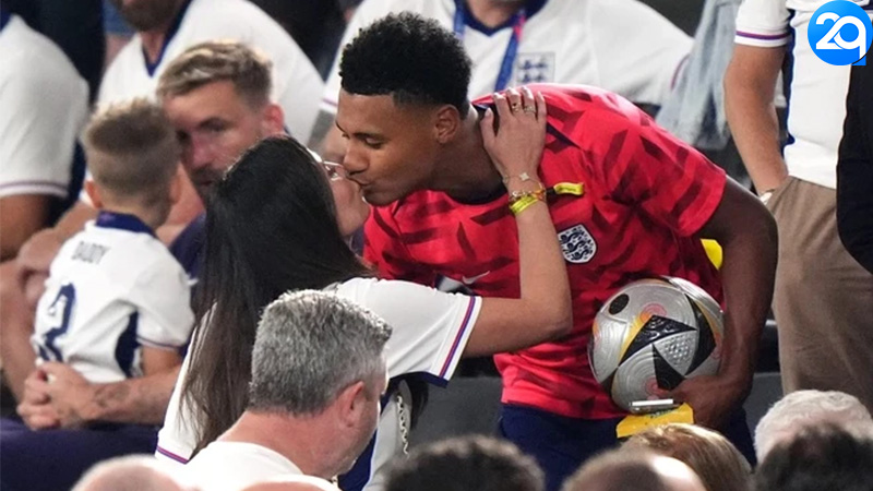 Vị Hôn Thê Của Ollie Watkins, Ellie Alderson, Gây Chú Ý Với Chiếc Nhẫn Đính Hôn Trong Kỳ Nghỉ Tại Ibiza 5 ellie-alderson-5