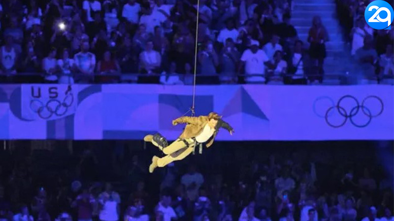Tom Cruise Gây Sốt Với Màn Trình Diễn Ngoạn Mục Tại Lễ Bế Mạc Olympic Paris 2024 2 man nhay tu dinh san van dong stade de france cua tom cruise khien khan gia phan khich