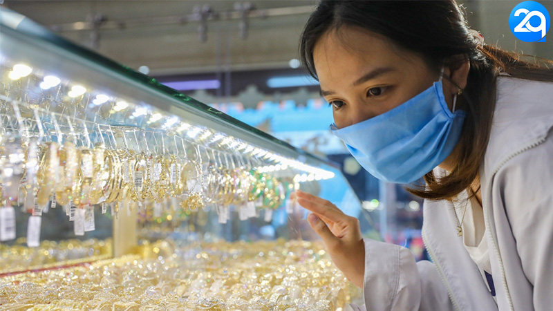 Mua Vàng Không Lo Lỗ: Bí Quyết Từ Chủ Tiệm Vàng – Cùng Khám Phá Với 2QCOM 1 mua-vang-1