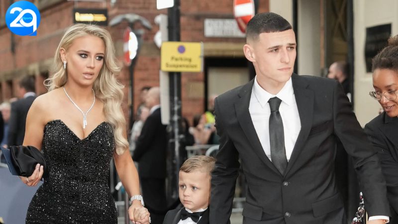 Phil Foden Đính Hôn Bí Mật, Danh Tính Cô Dâu Gây Tò Mò 2 phil-foden-dinh-hon-2