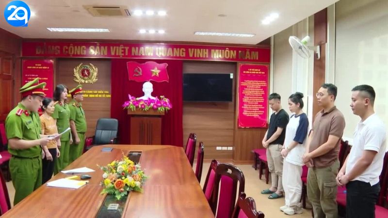 Quang Linh Vlogs Và Hằng Du Mục Bị Bắt: Đằng Sau Việc Chấn Động Này? 2 quang-linh-vlogs-va-hang-du-muc-bi-bat-2